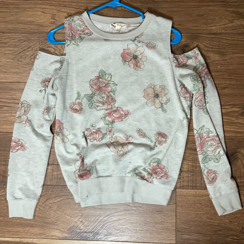 Shoulder cut out sweater